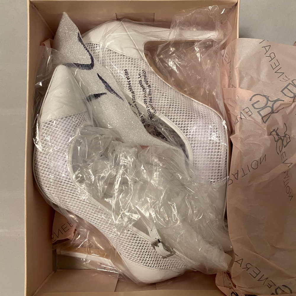 BCBGeneration White Pointed Toe Heels